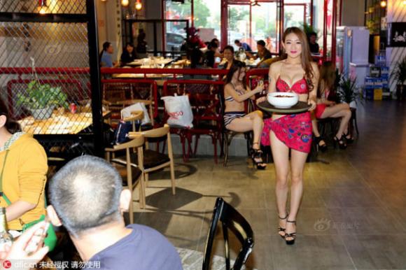giới trẻ Trung Quốc,nhà hàng Trung Quốc,giới trẻ Trung Quốc gây phản cảm,mỹ nữ diện bikini