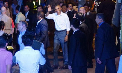 Tổng thống Obama thăm Việt Nam, Hoa hậu Đặng Thu Thảo, Hoa hậu Thu Thảo đón Tổng thống Obama, Sao Việt