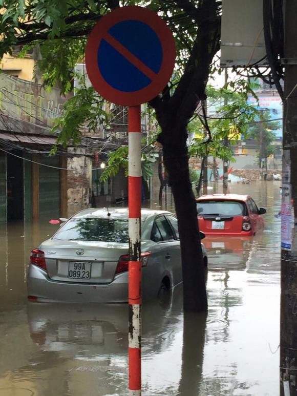 ngập sâu ở Hà Nội, ngập lụt, giới trẻ, ảnh giới trẻ, mưa lớn ở Hà Nội, giới trẻ chia sẻ ảnh ngập lụt