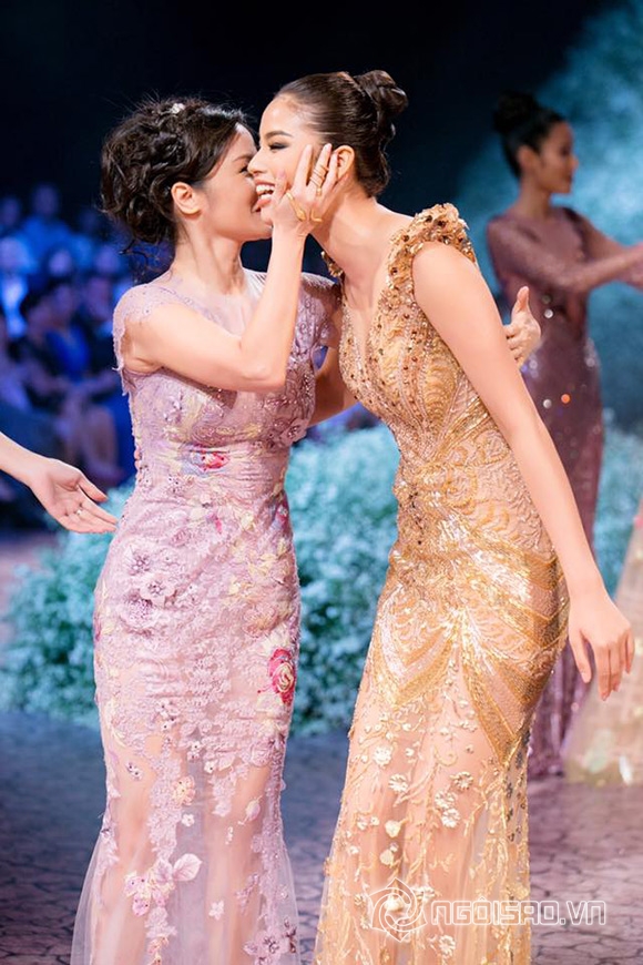 sao Việt, Hồng Nhung, Hồng Nhung mua váy Phạm Hương, NTK Hoàng Hải, Ngôn ngữ hoa