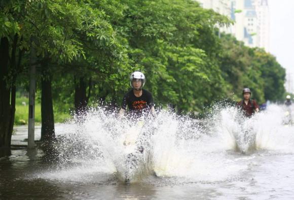 đường ngập, đường ngâp do mưa lớn, đường ngập lụt, mưa lớn ở Hà Nội, ngập ở Hà Nội