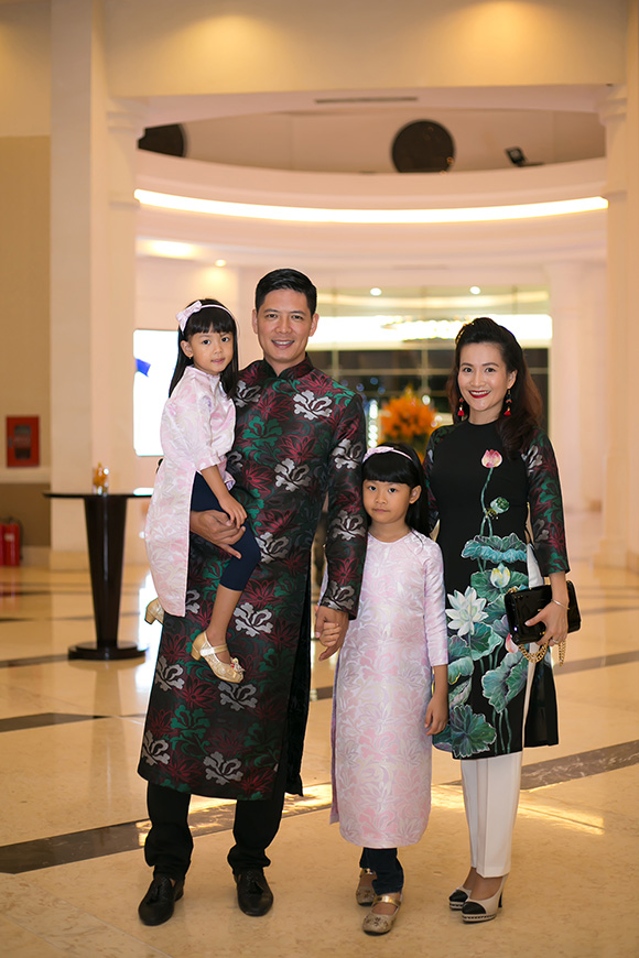 sao Việt, Bình Minh, vợ chồng Bình Minh, gia đình Bình Minh, áo dài cách tân, NTK Sương Nguyễn