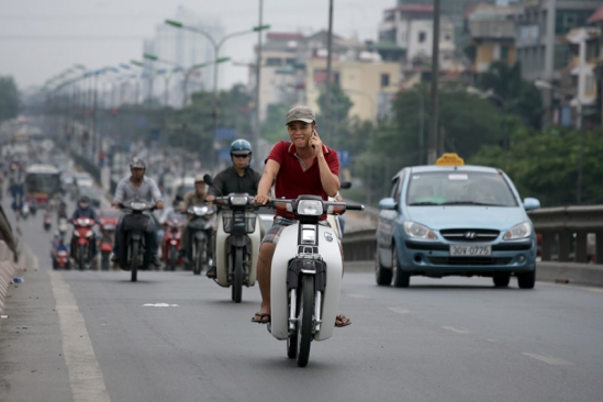 đi xe máy nghe điện thoại di động, Phạt tiền khi đi xe máy nghe điện thoại di động, Vi phạm giao thông, Luật giao thông