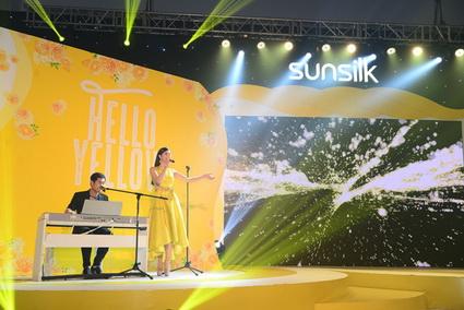 Đông Nhi, Ông Cao Thắng, Cuộc tìm kiếm nhóm nhạc nữ tài năng Hello Yellow