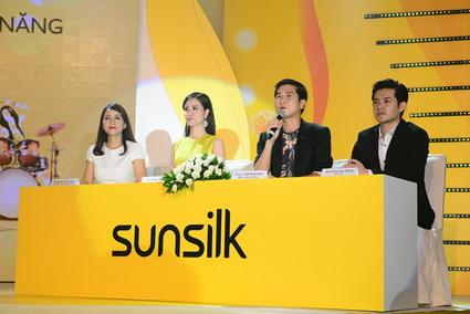 Đông Nhi, Ông Cao Thắng, Cuộc tìm kiếm nhóm nhạc nữ tài năng Hello Yellow