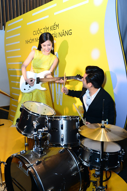 Đông Nhi, Ông Cao Thắng, Cuộc tìm kiếm nhóm nhạc nữ tài năng Hello Yellow