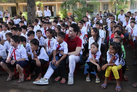 Hoàng Phi Kha, Công ty du lịch và giải trí Golux, Sao Việt