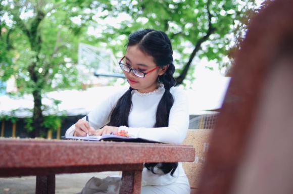 Phương Mỹ Chi, Phương Mỹ Chi mặc áo dài, sao Việt