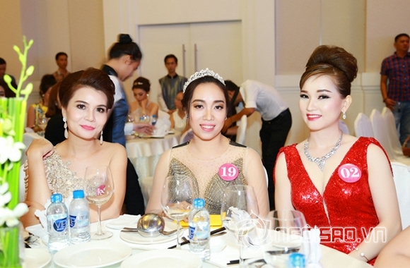 Doanh nhân Trịnh Yến diện đầm đỏ nổi bật trong đêm gala từ thiện 0 Doanh nhân Trịnh Yến, Trịnh Yến Spa, Duyên Dáng Doanh Nhân Việt 2016, Doanh nhân Việt