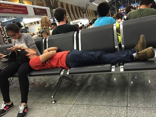 đời sống trẻ,đôi nam nữ chiếm ghế ở sân bay,văn hóa ứng xử công cộng