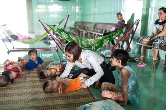 Á hậu Thanh Vy, Á hậu Thanh Vy làm từ thiện, Sao Việt, Sao Việt làm từ thiện