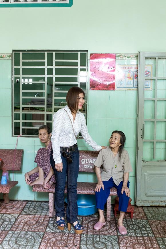 Á hậu Thanh Vy, Á hậu Thanh Vy làm từ thiện, Sao Việt, Sao Việt làm từ thiện