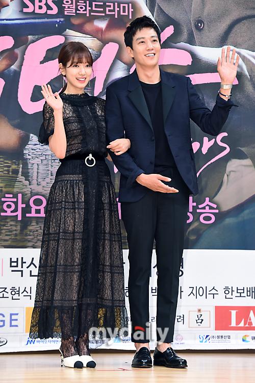 Park Shin Hye,  Kim Rae Won, thời trang sao, sao hàn, phim 'Doctors', phim những bác sĩ