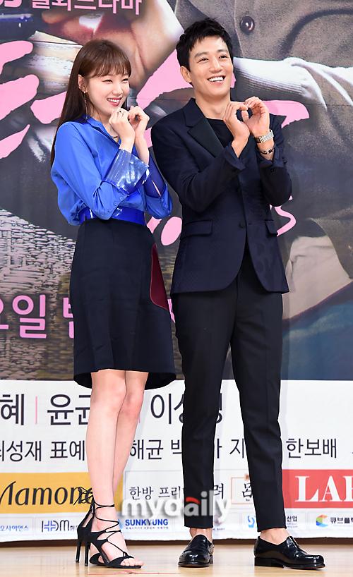 Park Shin Hye,  Kim Rae Won, thời trang sao, sao hàn, phim 'Doctors', phim những bác sĩ