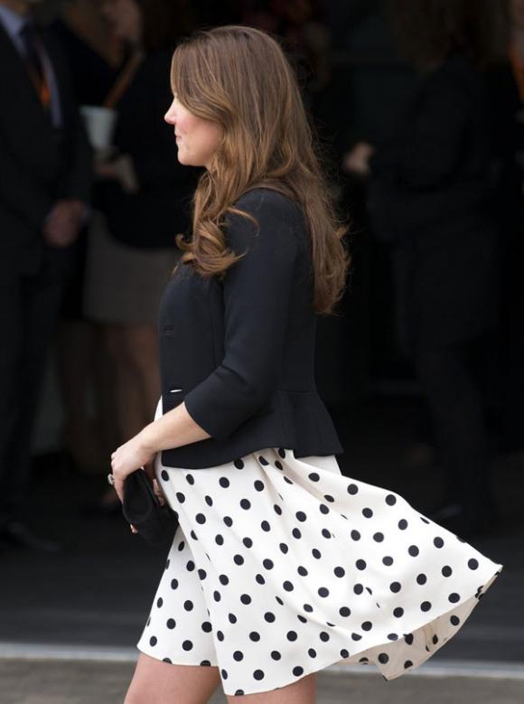 Công nương Kate,Công nương Anh,Kate Middleton,Công nương Kate hớ hênh,Công nương Kate bị gió tốc váy