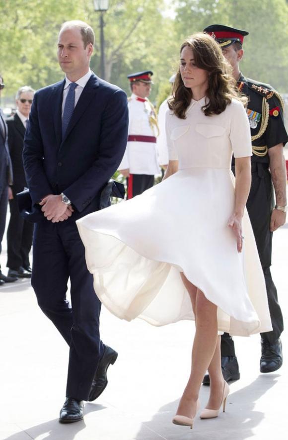 Công nương Kate,Công nương Anh,Kate Middleton,Công nương Kate hớ hênh,Công nương Kate bị gió tốc váy