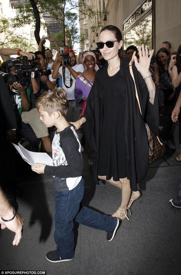 Angelina Jolie, Angelina Jolie xanh xao, Angelina Jolie ly hôn chồng, Angelina Jolie và Brad Pitt, Brad Pitt, sao ngoại 