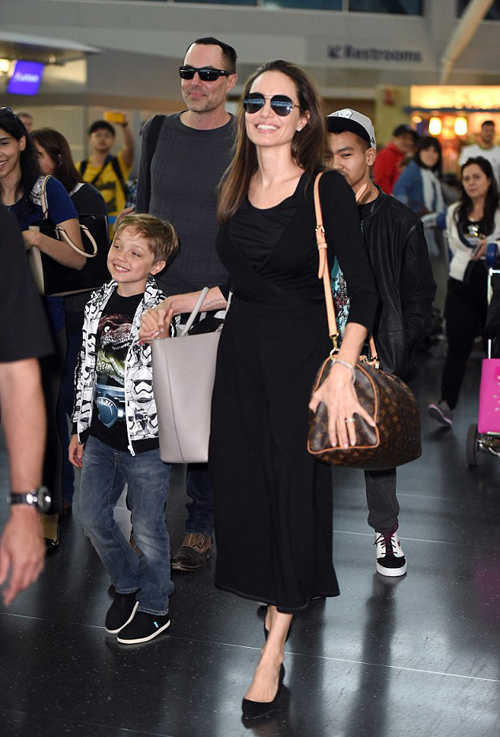 Angelina Jolie, Angelina Jolie xanh xao, Angelina Jolie ly hôn chồng, Angelina Jolie và Brad Pitt, Brad Pitt, sao ngoại 