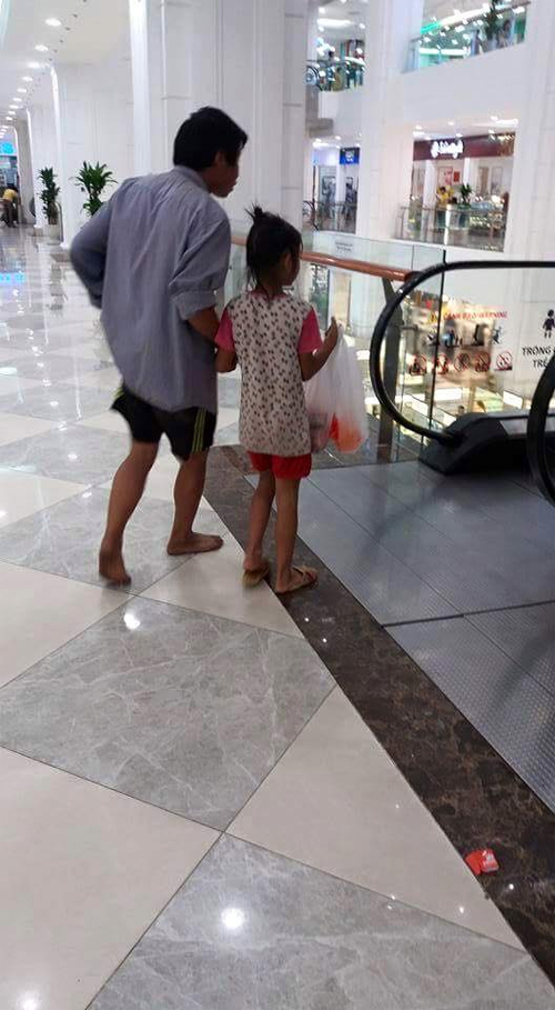 bố, bố và con gái, ngày của cha, bố dẫn con gái đi mua mì tôm, bố và con gái mua mì tôm ở Trung tâm thương mại, đời sống 
