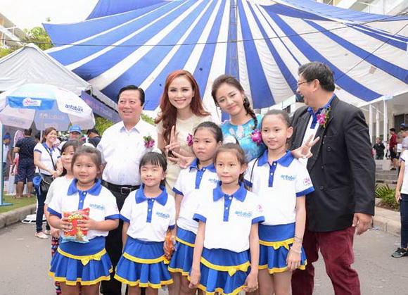 Diễm Hương, Văn Mai Hương, Sữa tắm kháng khuẩn Antabax