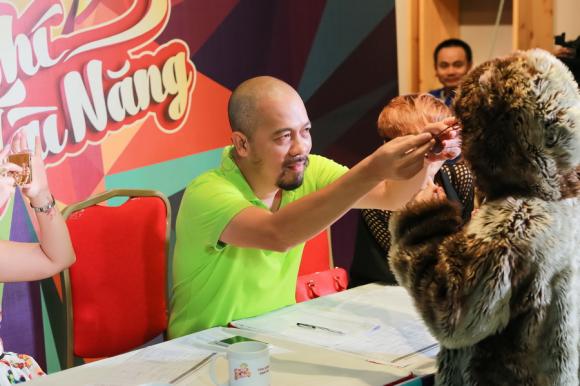 Mc vân hugo,nhà thiết kế đức hùng,vân hugo xinh đẹp