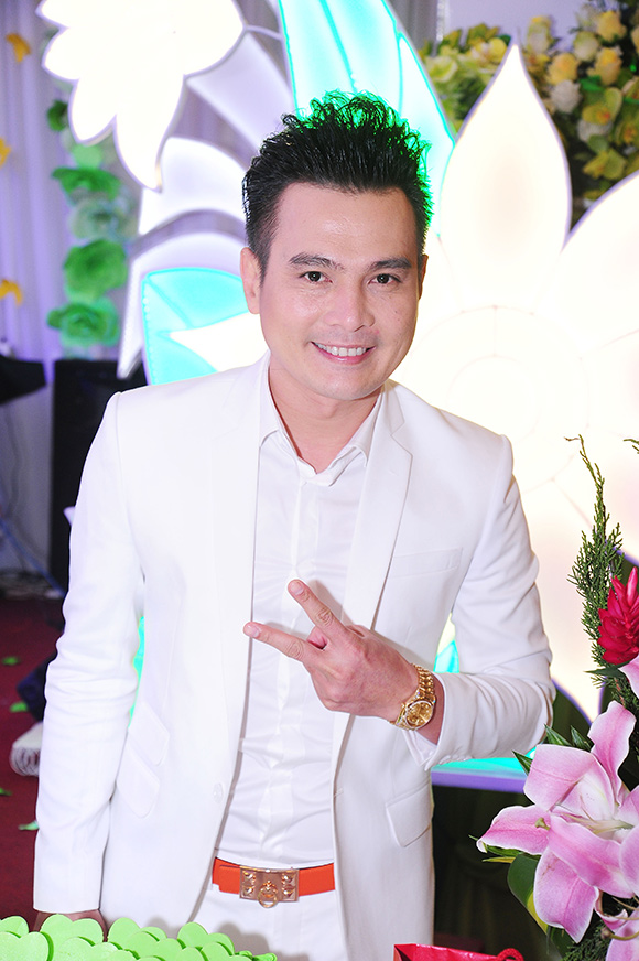 sao Việt, Dương Ngọc Thái, bà xã Dương Ngọc Thái, con trai Dương Ngọc Thái, vợ chồng Dương Ngọc Thái hôn nhau