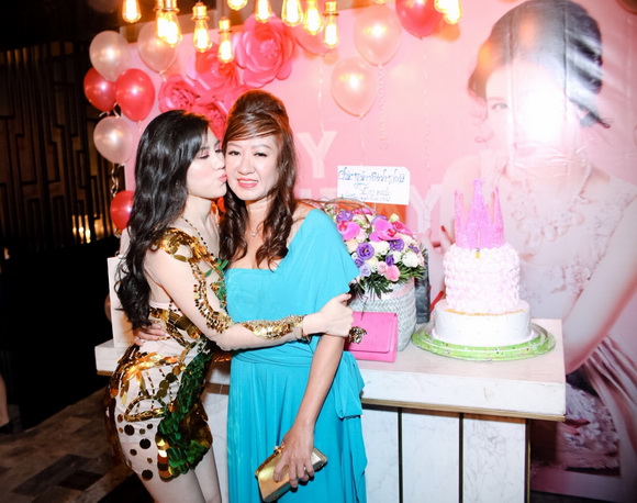 emily-hong-nhung-296-9-ngoisao 2 Emily Hồng Nhung, Hoa khôi Emily Hồng Nhung, Sao Việt