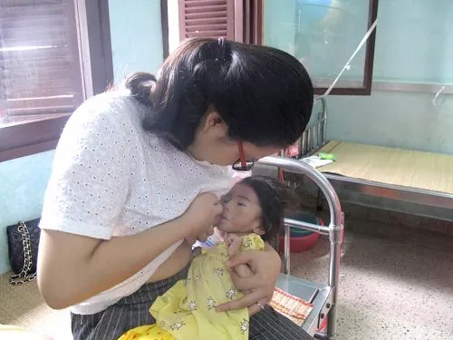 em bé 14 tháng tuổi nặng hơn 3kg, Bé 14 tháng tuổi bị suy dinh dưỡng, Em bé Lào Cai
