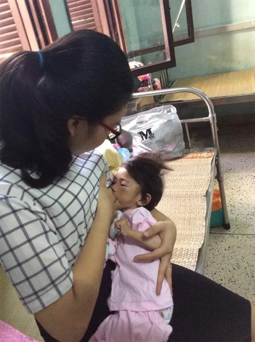 em bé 14 tháng tuổi nặng hơn 3kg, Bé 14 tháng tuổi bị suy dinh dưỡng, Em bé Lào Cai