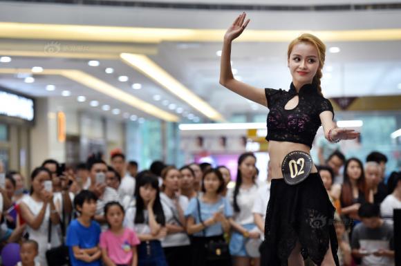 đời sống trẻ,gái trẻ Trung Quốc,gái trẻ lộ miếng độn silicone,người mẫu ngực quốc tế