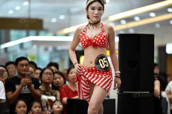đời sống trẻ,gái trẻ Trung Quốc,gái trẻ lộ miếng độn silicone,người mẫu ngực quốc tế