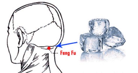 đá lạnh, đặt đá lạnh sau gáy, cục đá lạnh sau gáy, gáy