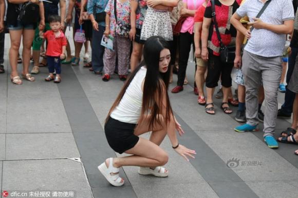 Cô gái Trung Quốc nhảy sexy nơi công cộng gây xôn xao
