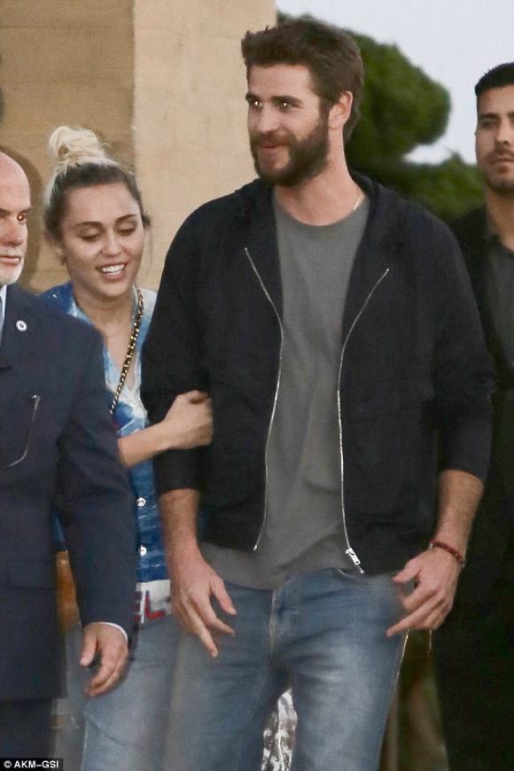 sao Hollywood,Miley Cyrus,Liam Hemsworth,Miley Cyrus hẹn hò bạn trai