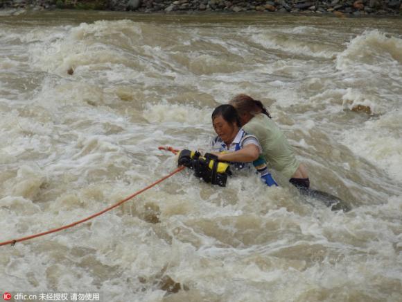 ba người gặp nạn, tai nạn, cứu sống, lũ cuốn, cứu sống