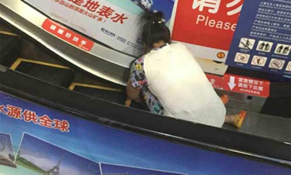 thang cuốn, phần lông ở bậc thang cuốn, lưu ý khi đi thang cuốn