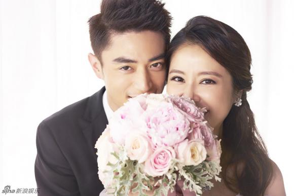 Bộ ảnh cưới của Lâm Tâm Như chính là bức hình chân dung đầy sức hút. Với bầu trời xanh sáng và những đóa hoa lãng mạn, cô dâu trở thành tâm điểm trung tâm của bức hình. Hãy xem để tận hưởng niềm đam mê và tình yêu của cặp đôi.