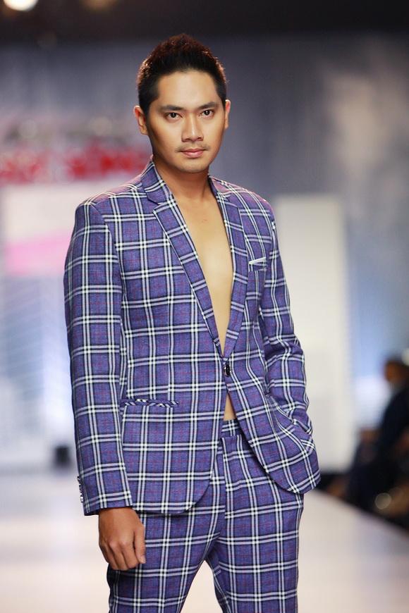 Minh Luân lịch lãm với gương mặt lạnh trên sàn catwalk