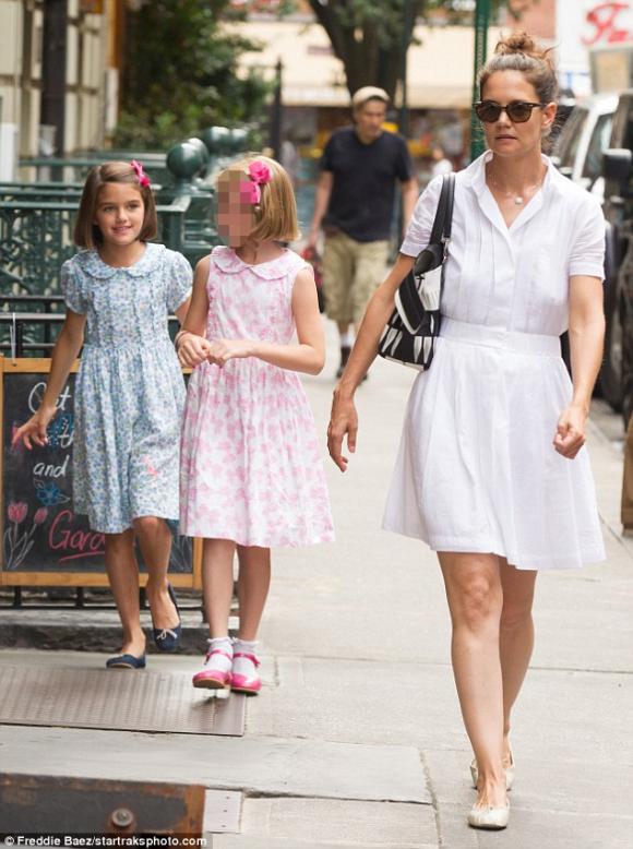 Suri,Katie Holmes,Suri để tóc ngắn,Suri xinh ngỡ ngàng