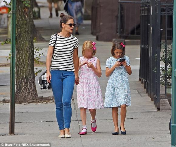 Suri,Katie Holmes,Suri để tóc ngắn,Suri xinh ngỡ ngàng