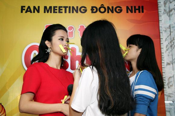 đông nhi, nữ ca sĩ Đông Nhi, họp fan đông nhi, sao Việt