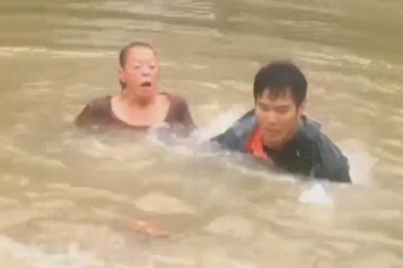thoát chết, lũ cuốn, tai nạn,  kẹt trong ô tô 