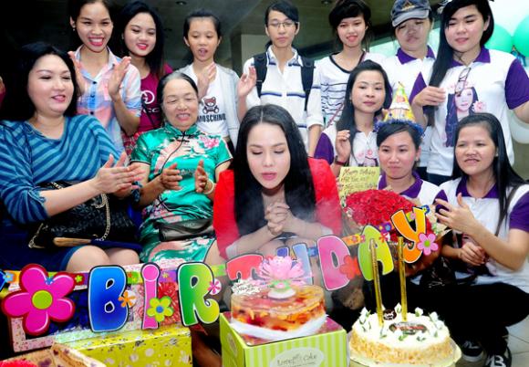 Nhật Kim Anh, sinh nhật Nhật Kim Anh, mẹ Nhật Kim Anh, chị gái Nhật Kim Anh, fan tổ chức sinh nhật cho Nhật Kim Anh, sao việt 