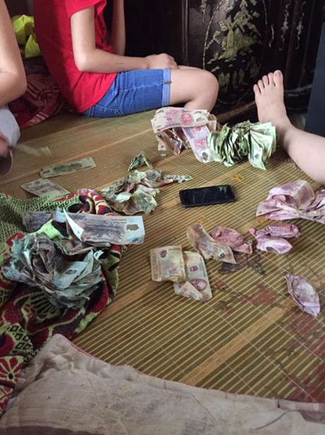 sấy tiền, sấy tiền cho khô, sấy tiền ở Hưng Yên, nhờ con gái sấy tiền, đổi tiền, đổi tiền rách ở ngân hàng, cách đổi tiền, giới trẻ