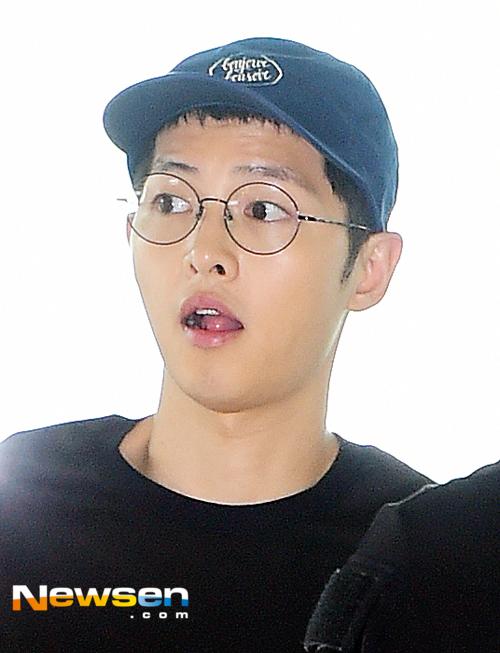 Song Joong Ki, Song Joong Ki mọc râu lởm chởm, Song Joong Ki lười tút tát, Song Joong Ki ở sân bay, thời trang Song Joong Ki, hậu duệ mặt trời, sao việt 