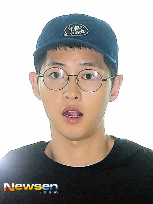 Song Joong Ki, Song Joong Ki mọc râu lởm chởm, Song Joong Ki lười tút tát, Song Joong Ki ở sân bay, thời trang Song Joong Ki, hậu duệ mặt trời, sao việt 