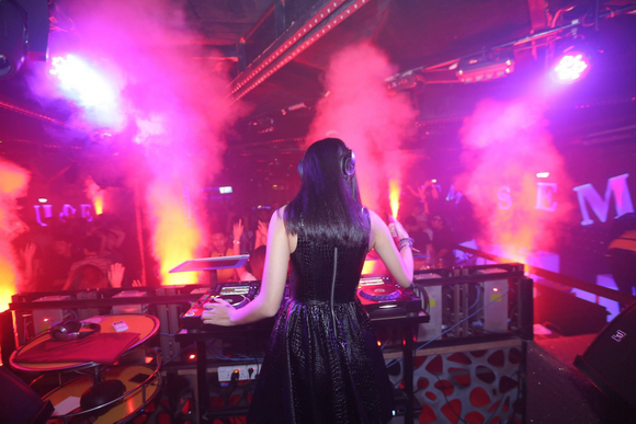 Miss on the mix, Võ Hoàng Yến, Hà Linh Vân