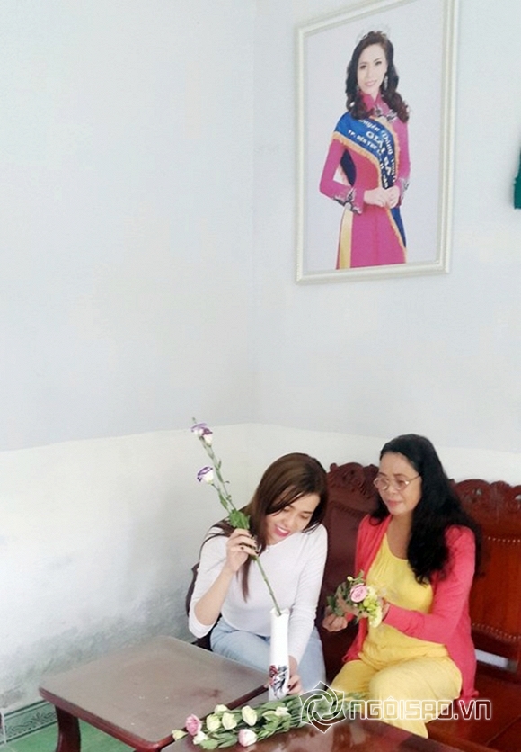 Á khôi Phan Quỳnh Ngân đi chùa cầu an nhân dịp Lễ Vu lan 0 Á khôi Phan Quỳnh Ngân, Ca sĩ Phan Quỳnh Ngân, Phan Quỳnh Ngân, Á khôi Phan Quỳnh Ngân đi chùa cầu an