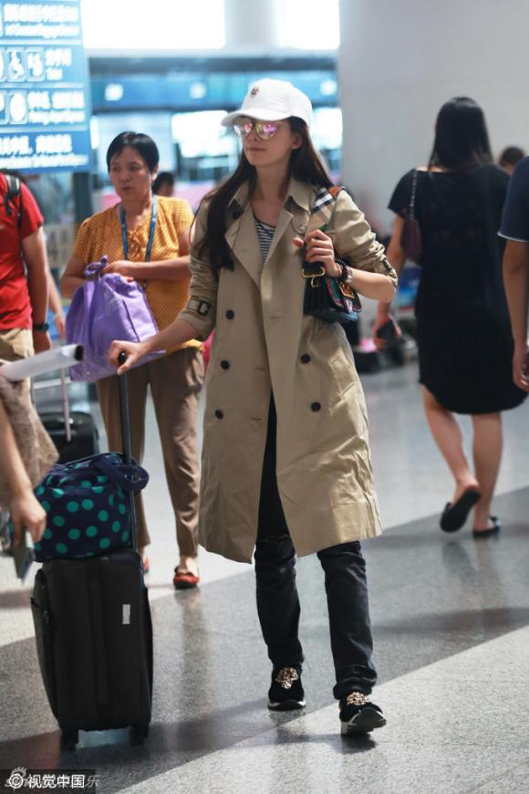 Lâm Chí Linh, Lâm Chí Linh sân bay, Lâm Chí Linh mặc áo khoác giữa mùa hè, sao hoa ngữ