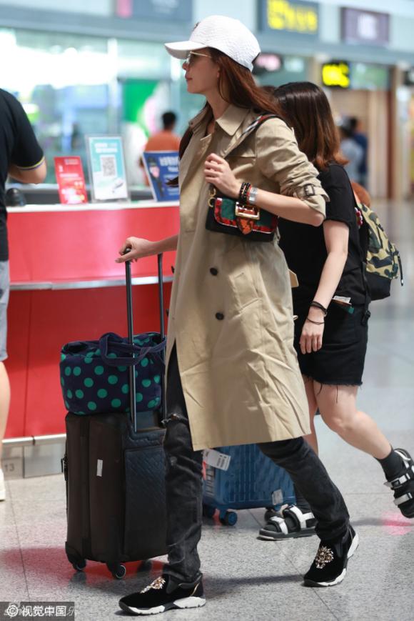 Lâm Chí Linh, Lâm Chí Linh sân bay, Lâm Chí Linh mặc áo khoác giữa mùa hè, sao hoa ngữ